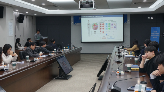 26일 국가생명연구자원정보센터에서 열린 '2023 바이오 데이터 활용 경진대회'에서 수상자들이 발표하고 있다.  KOBIC 제공